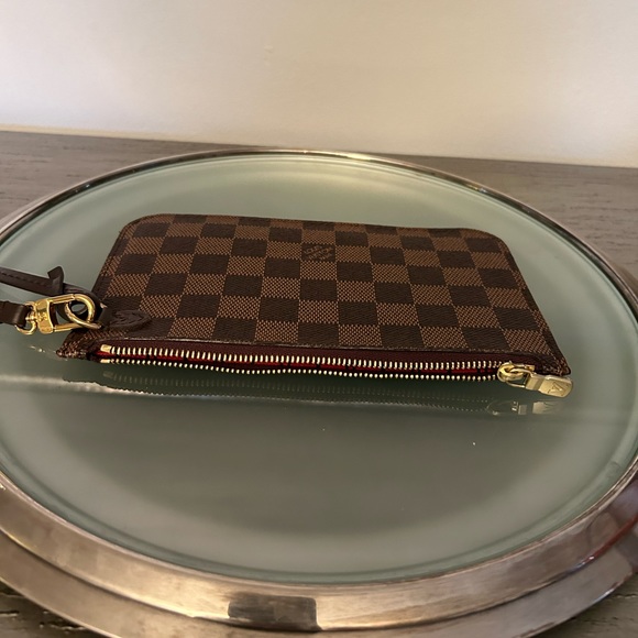 NWOT LOUIS VUITTON DAMIER WITH RED INSIDE POUCHETTE WRISLET CLUTCH W DUST BAG - Picture 7 of 14